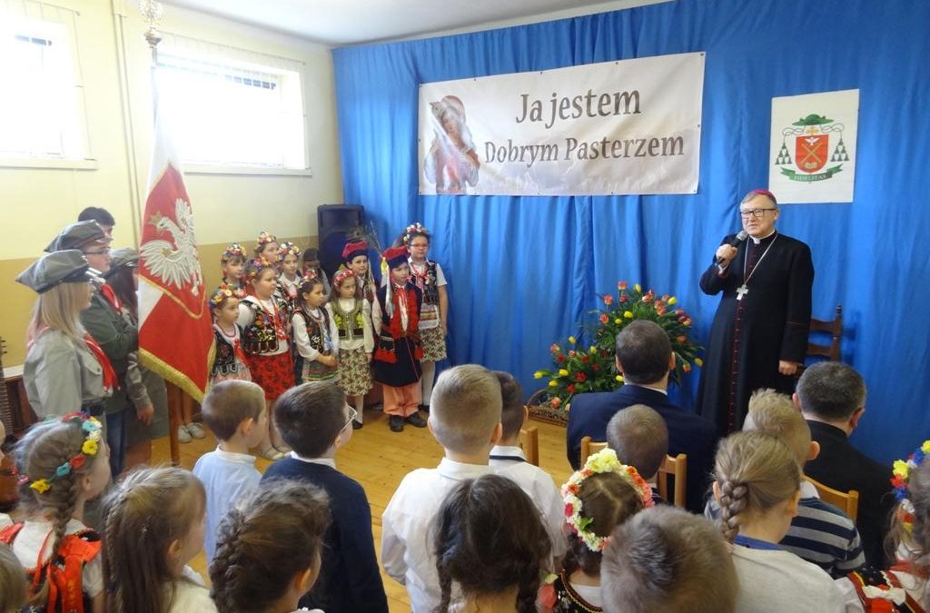 Ksiądz Biskup Andrzej Kaleta z wizytą w szkole w Sieciechowicach.