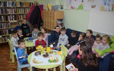 Wielkanocne spotkanie z przedszkolakami w bibliotece w Iwanowicach.