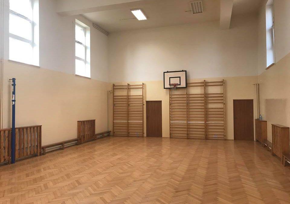 Mała sala gimnastyczna w Iwanowicach odnowiona 