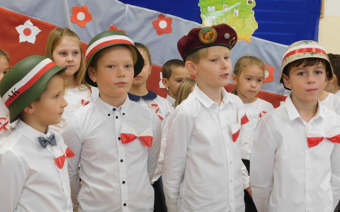 „Poranek Patriotyczny” w Szkole Podstawowej im. Jana Pawła II w Iwanowicach