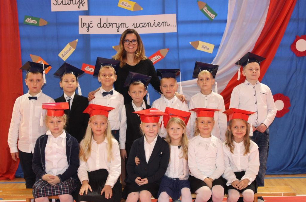 Ślubowanie uczniów klasy pierwszej w Szkole Podstawowej w Sieciechowicach