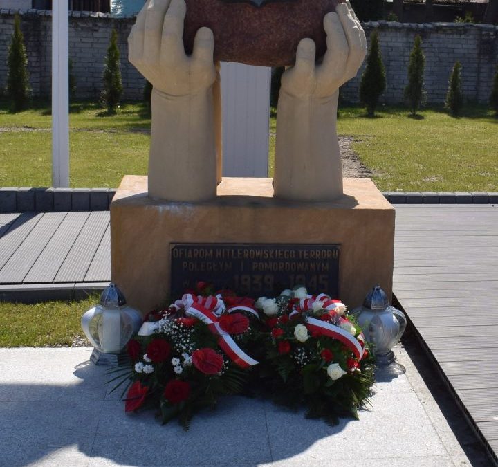 Złożenie kwiatów pod pomnikiem upamiętniającym poległych w II Wojnie Światowej.