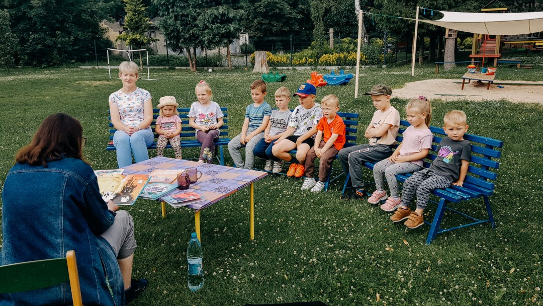 „Cała Polska Czyta Dzieciom”- Głośne czytanie pod chmurką- w Przedszkolu „Słoneczne” oddział w Sieciechowicach