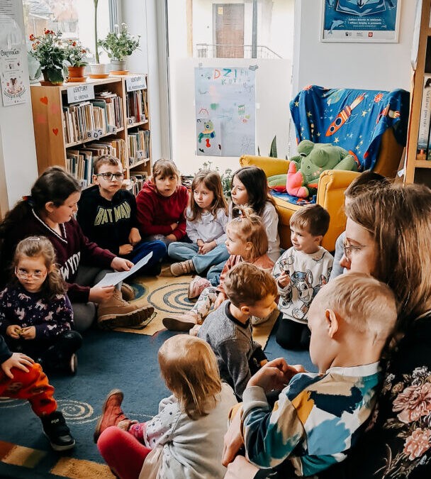 Wizyta dzieci z “Planety Marzeń” w Bibliotece w Sieciechowicach
