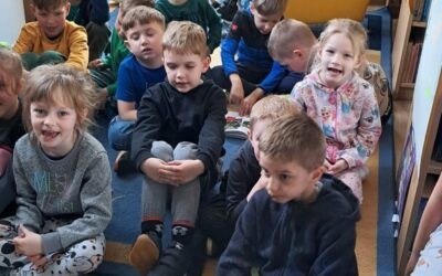 Wizyta przedszkolaków w bibliotece w Sieciechowicach z okazji Światowego Dnia Książki dla Dzieci.