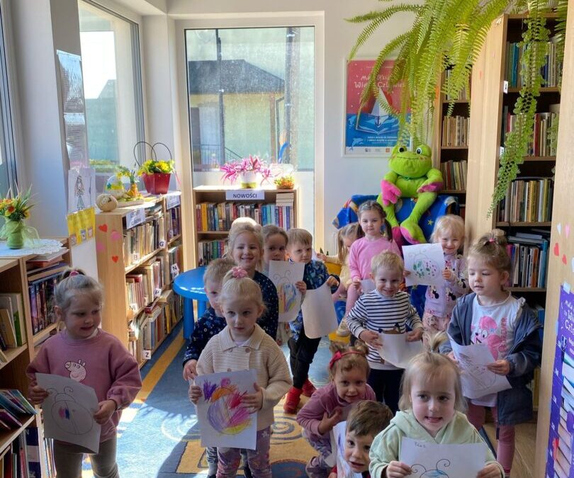 Wizyta przedświąteczna przedszkolaków w bibliotece w filii w Sieciechowicach w ramach Międzynarodowego Dnia Książki dla Dzieci.