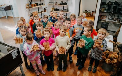 Warsztaty plecionkarskie dla przedszkolaków w Muzeum Regionalnym w Iwanowicach