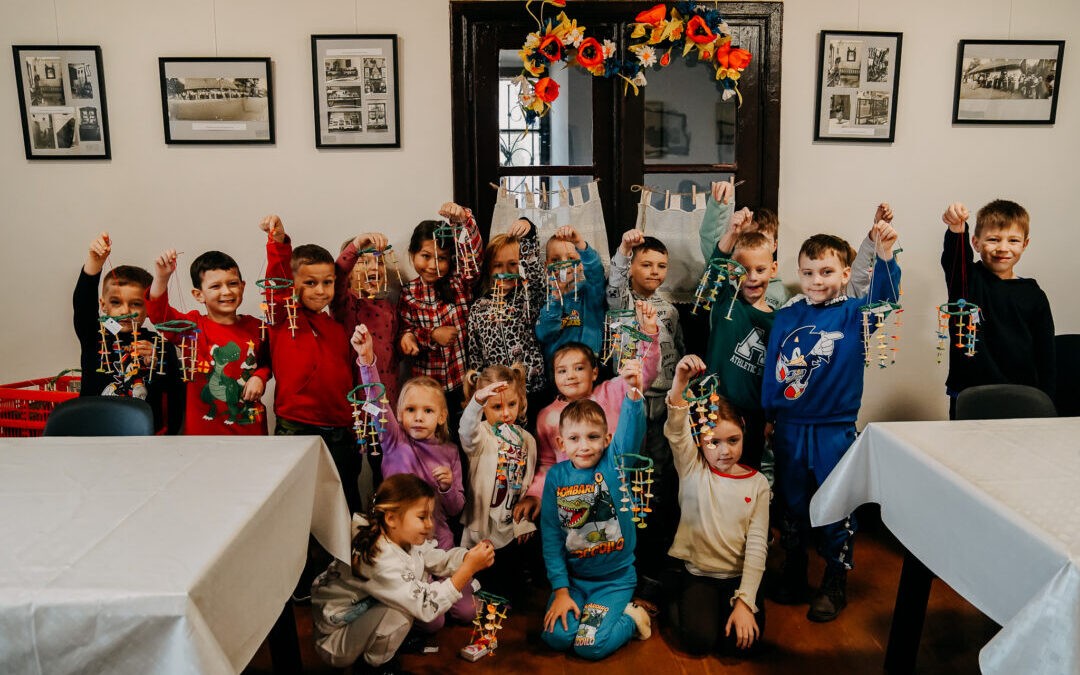 Warsztaty tworzenia pająków żyrandolowych w Muzeum Regionalnym w Iwanowicach