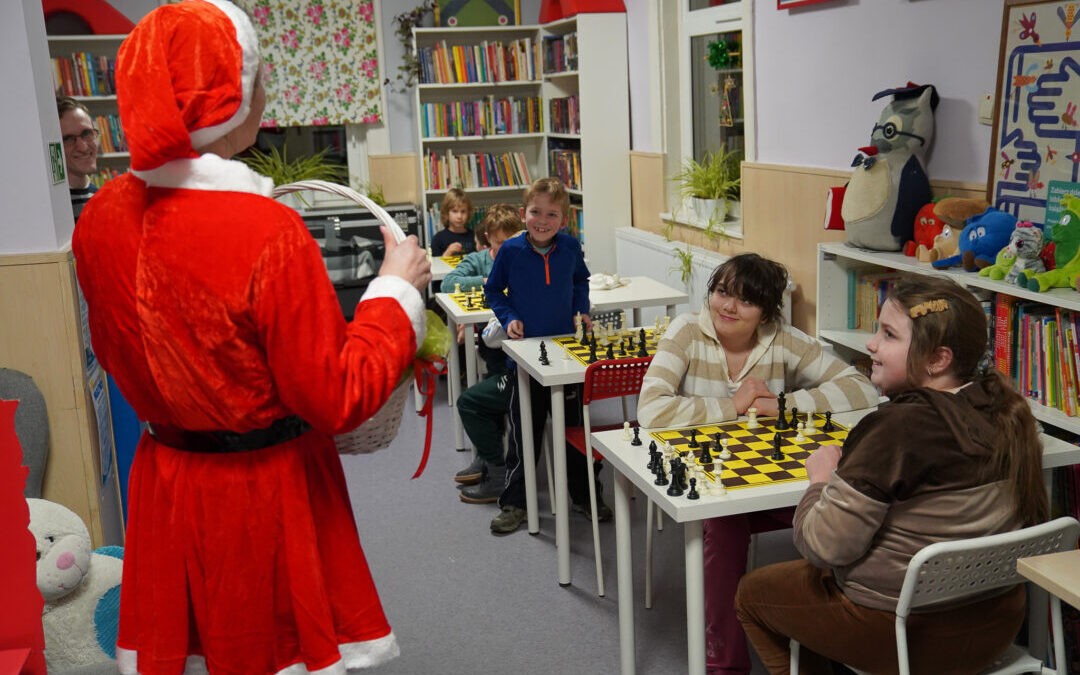 Mikołajki i Grinch z wizytą na zajęciach dodatkowych w GCKIB!
