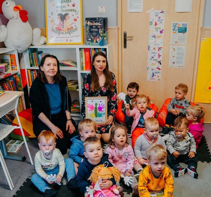 Wizyta biblioteczna dzieci ze Żłobka „Małpie Figle” z Iwanowic w ramach Tygodnia Bibliotek w Iwanowicach!