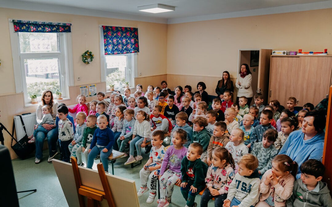 Wizyta Przedszkolaków z Iwanowic w GBP w Iwanowicach w ramach XXIII Ogólnopolskiego Tygodnia Bibliotek – Baśniowa Kapela – „Płatki nieziemskiej róży”